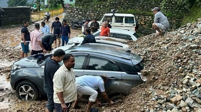 पार्किंग के उपर गिरा मलबा,कई वाहन दबे