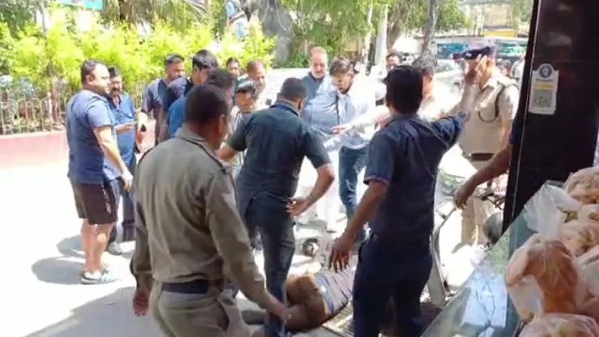 अजब: सरफिरे ने किया काबीना मंत्री को पकड़ने का प्रयास, लोगों ने कर दी जमकर धुनाई