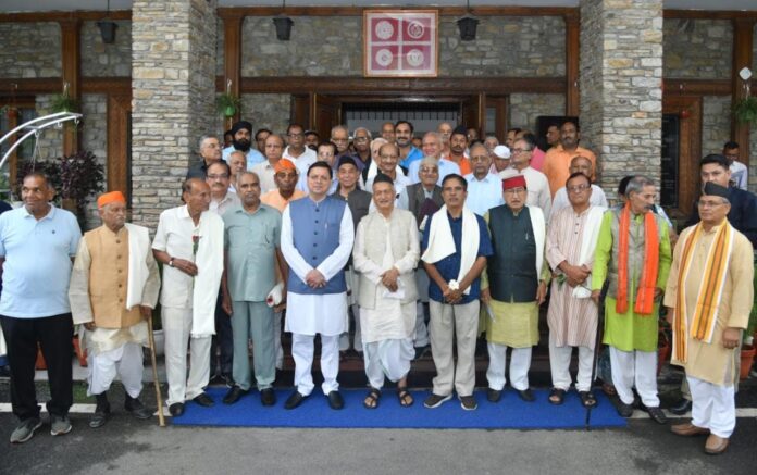 आपातकाल: लोकतंत्र के सेनानियों को सीएम धामी ने किया सम्मानित