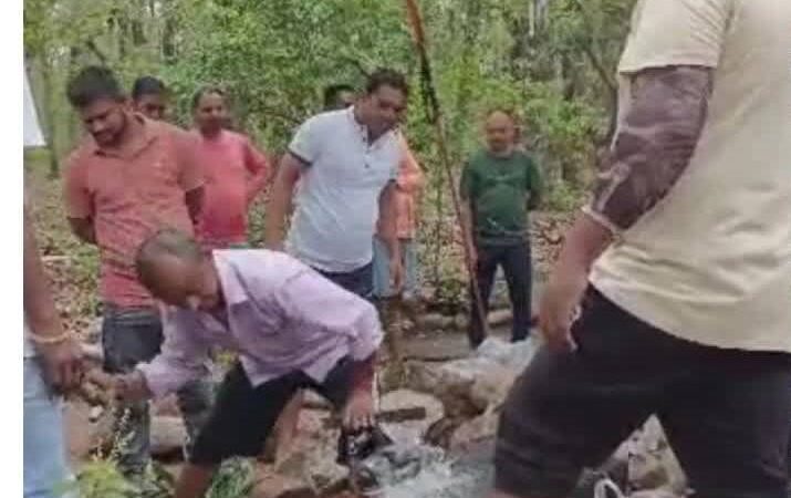 विवादास्पद:  यहां देर रात को तोड़ दिया गया शिव मंदिर, क्षेत्र के लोगों में भारी आक्रोश