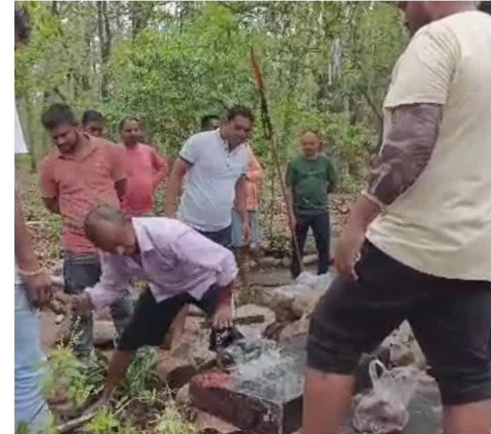 विवादास्पद:  यहां देर रात को तोड़ दिया गया शिव मंदिर, क्षेत्र के लोगों में भारी आक्रोश