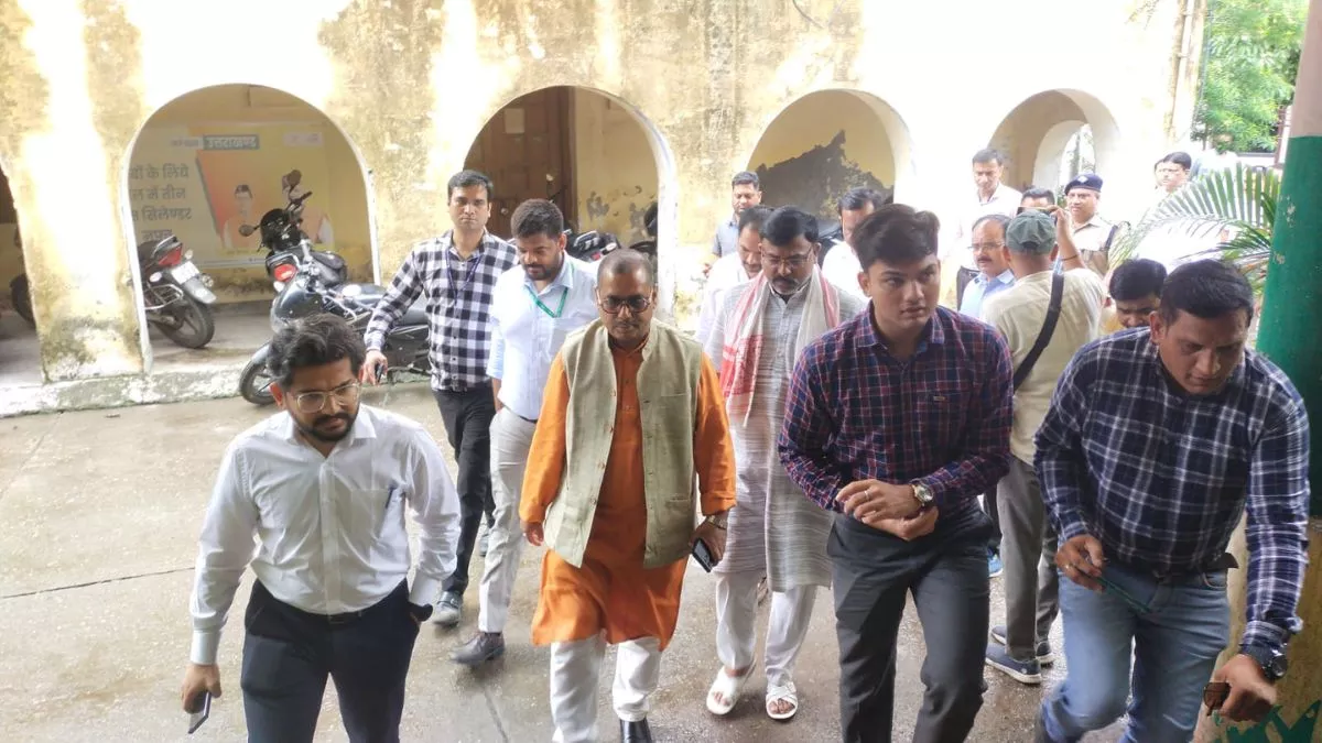 दलित युवक मौत प्रकरणः एससी-एसटी आयोग के अध्यक्ष पहुंचे बेलड़ा गांव