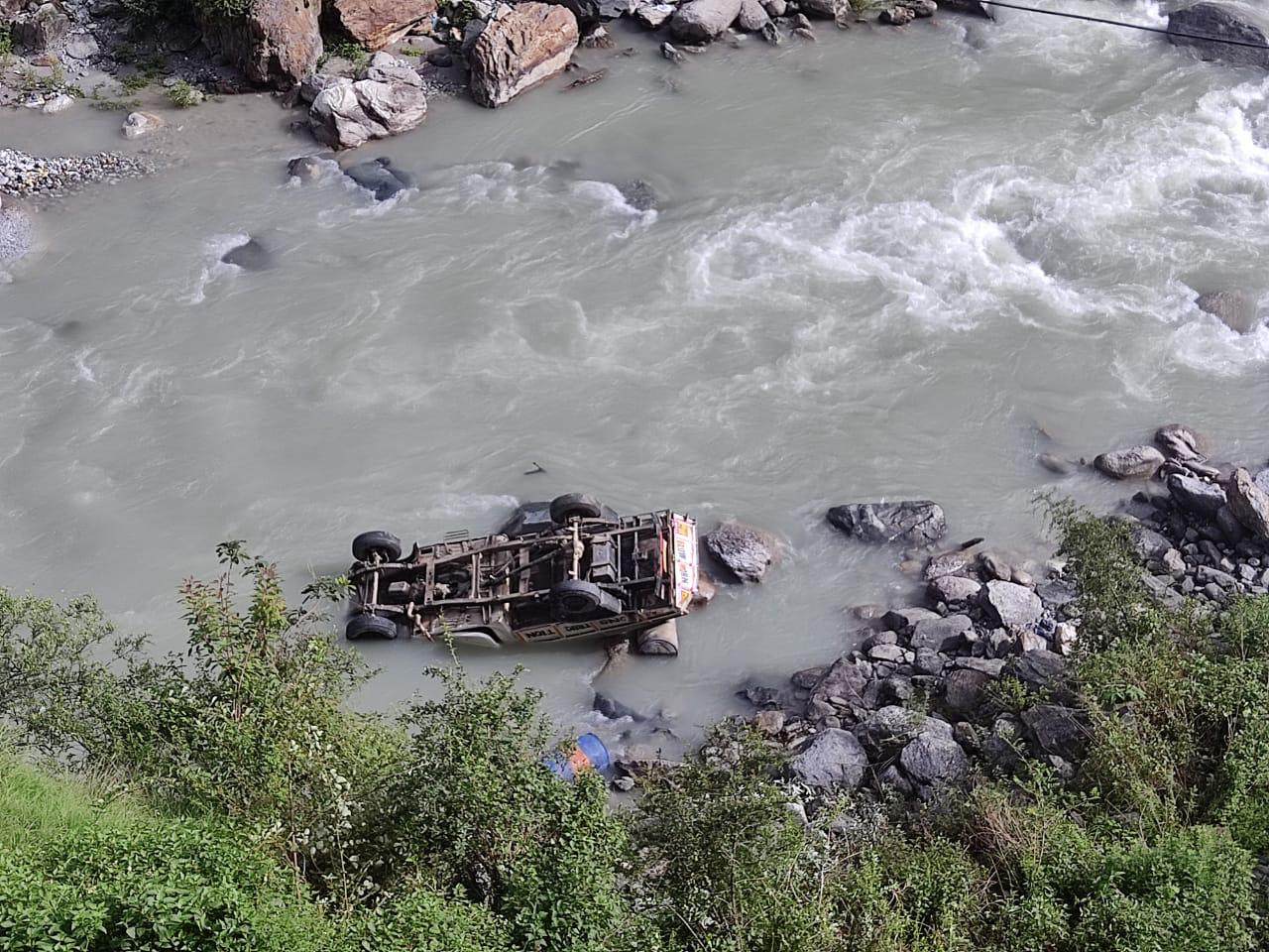 नंदाकिनी नदी में गिरा वाहन,चालक की मौत