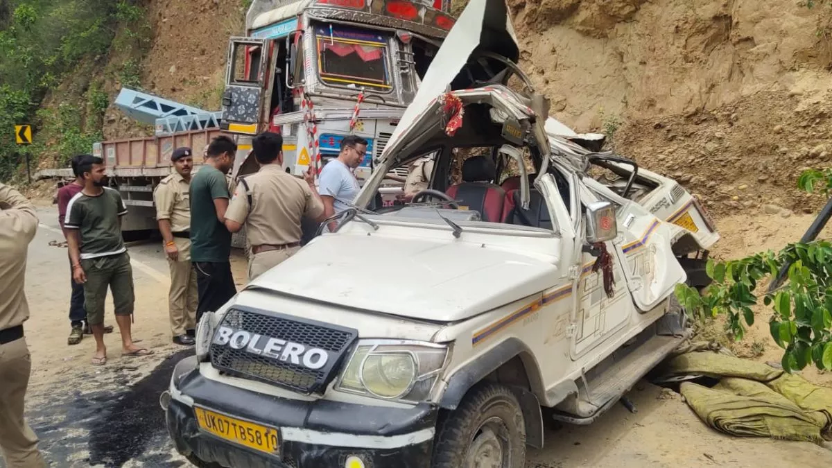 ब्रेकिंग न्यूज:  बोलेरो व ट्रक की भिडंत में दो की मौत,चार घायल