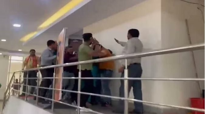 भाजपा: ‘मेरा बूथ-सबसे मजबूत’ कार्यक्रम के बाद पार्टी कार्यकर्ताओं में चल गये लात घूंसे