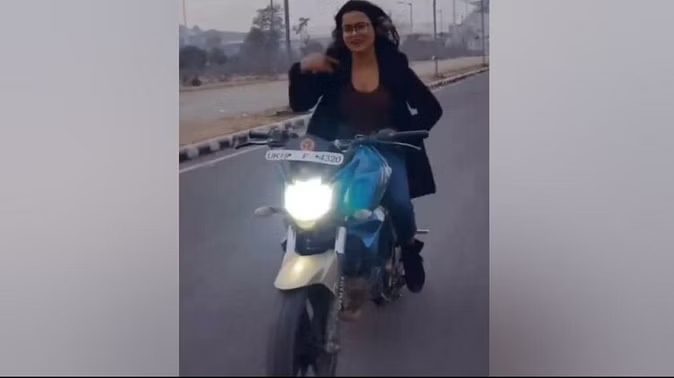 सबक: चलती बाइक पर ठुमके लगाना युवती को पड़ा भारी, लाइसेंस निलंबन की संस्तुति