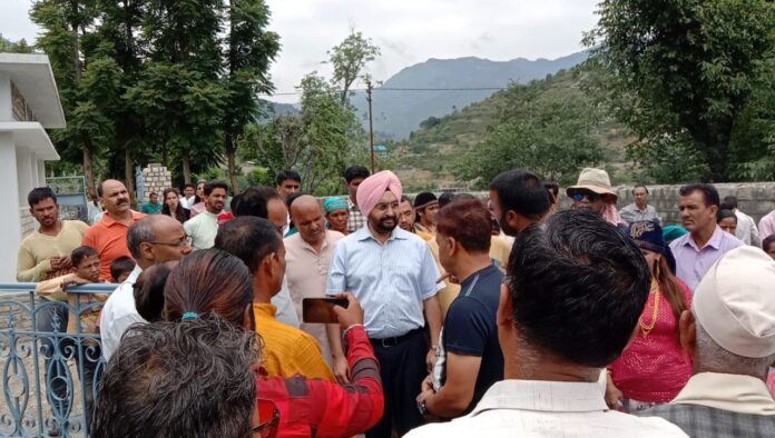 दौरा: मुख्य सचिव व डीएम देहरादून पहुंचे लाखामंडल