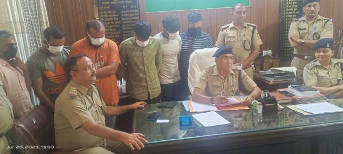 शिकंजा: फर्जी दस्तावेजों से लोन लेने वाले गिरोह का भंडाफोड़, 6 लोग गिरफ्तार