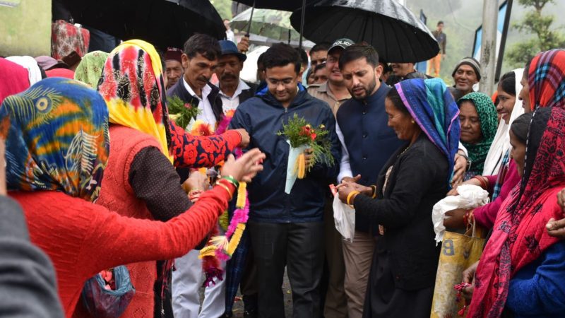 जन सुनवाई: सुदूरवर्ती सीमांत गांव घेस पहुंचे डीएम खुराना, चौपाल लगाकर सुनीं ग्रामीणों की समस्याएं