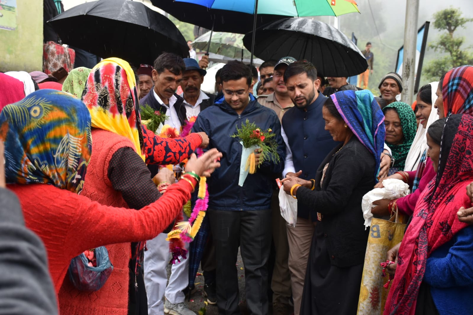 जन सुनवाई: सुदूरवर्ती सीमांत गांव घेस पहुंचे डीएम खुराना, चौपाल लगाकर सुनीं ग्रामीणों की समस्याएं