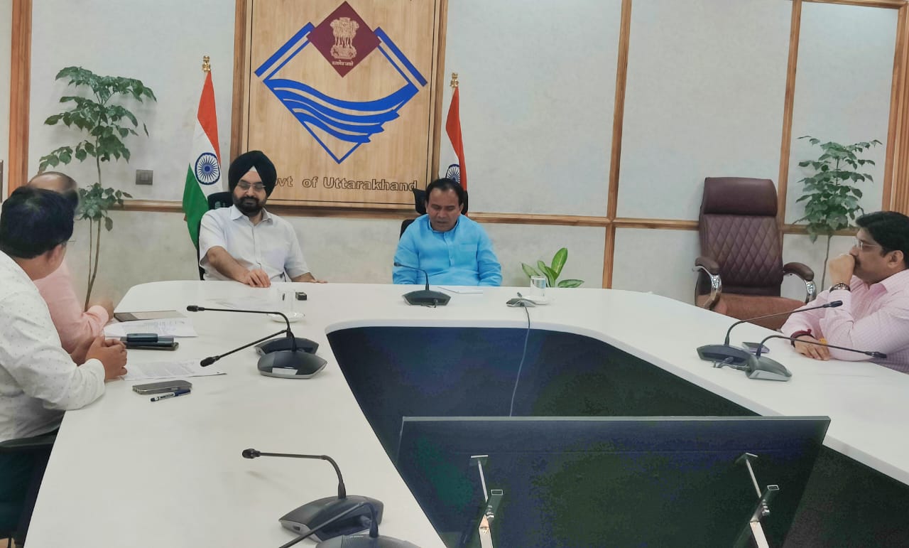 पहल: स्कूल-कालेजों में स्थापित होंगे बुक बैंक, विभागीय बैठक में शिक्षा मंत्री डाॅ. धन सिंह रावत ने दिये निर्देश