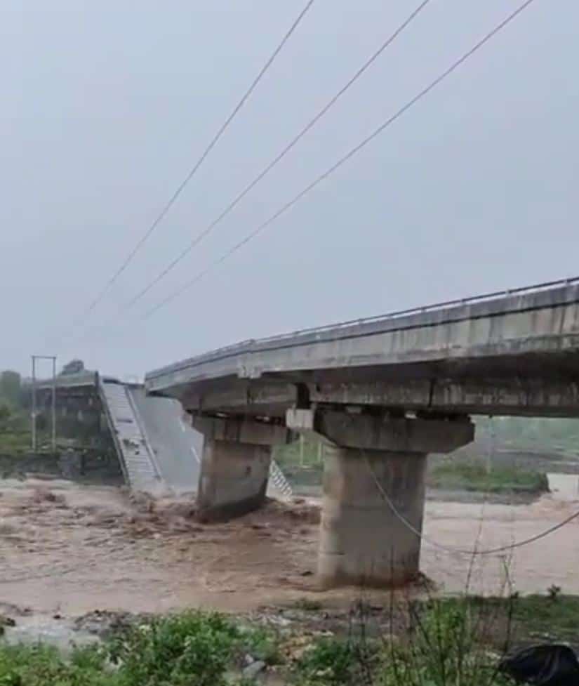 बड़ी खबर: बरसाती बाढ़ की तेज़ लहरों को नहीं झेल पाया मालिनी नदी का पुल, ढह गया बीचों-बीच का एक हिस्सा