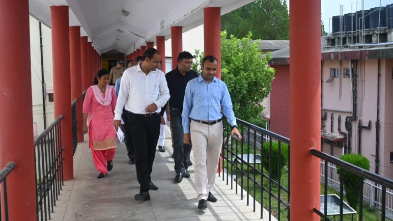 मुआयना: जिलाधिकारी ने विकास भवन स्थित समस्त कार्यालयों का किया औचक निरीक्षण