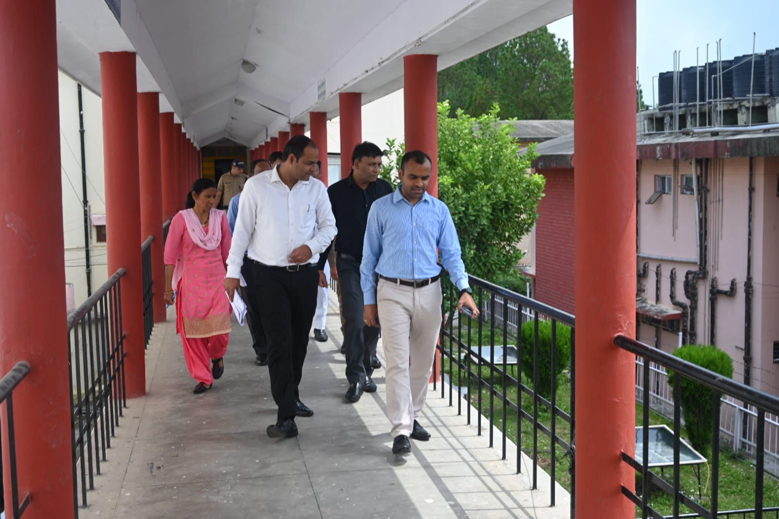 मुआयना: जिलाधिकारी ने विकास भवन स्थित समस्त कार्यालयों का किया औचक निरीक्षण