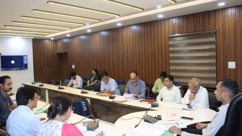 एक्शन: बकाया वसूली पर डीएम अभिषेक रूहेला का सख्त रुख, आरसी जारी करने व बैंक खाते फ्रीज करने के दिए निर्देश
