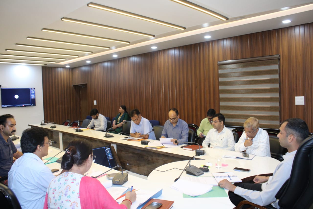 एक्शन: बकाया वसूली पर डीएम अभिषेक रूहेला का सख्त रुख, आरसी जारी करने व बैंक खाते फ्रीज करने के दिए निर्देश