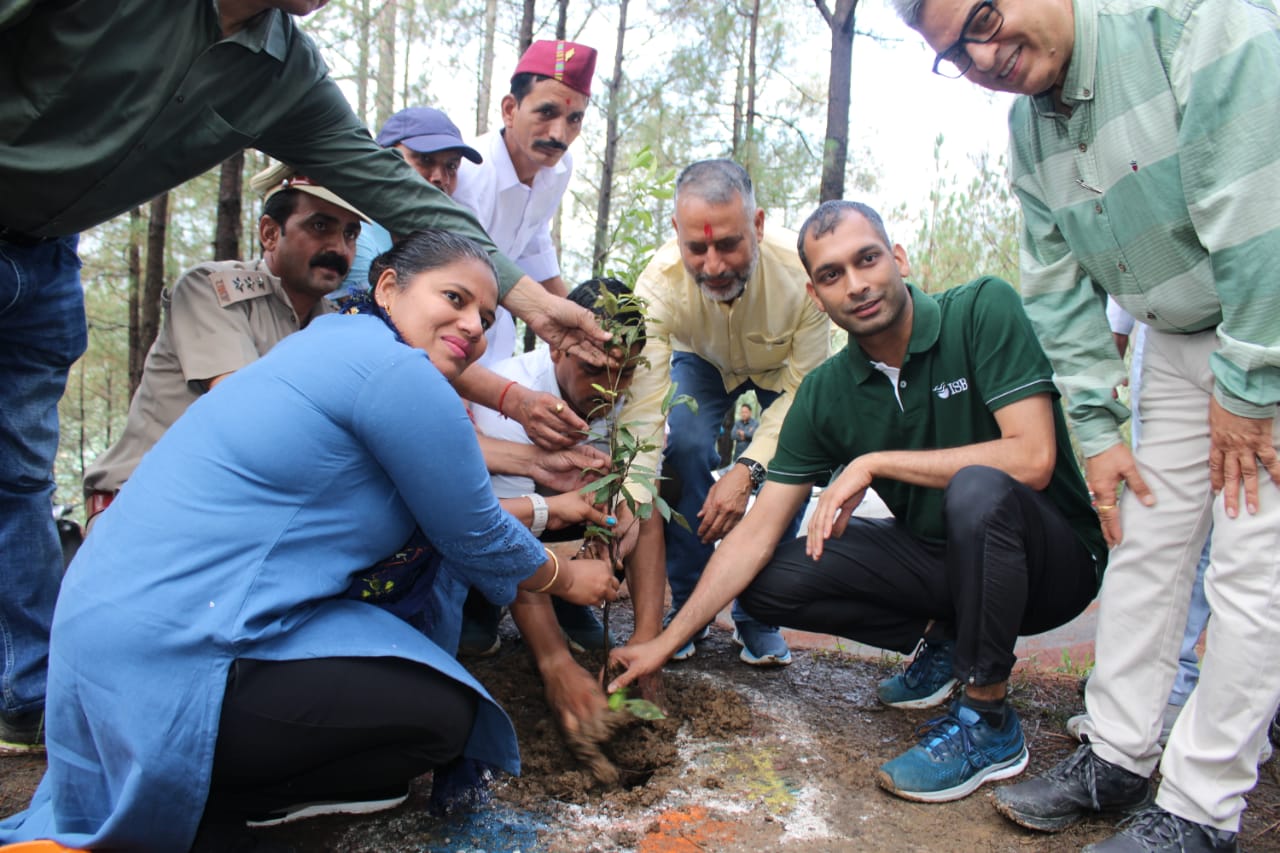 शुभारंभ: हरेला पर्व के उपलक्ष्य में फलदार व चारा प्रजाति के पौधे रोपकर शुरू किया गया वृहद वृक्षारोपण अभियान