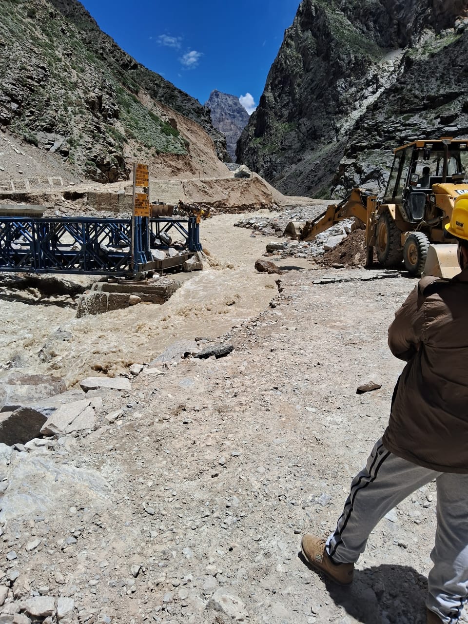 ब्रेकिंग न्यूज: सीमांत जिले से आयी बड़ी खबर, सेना के इस्तेमाल के लिए बना पुल क्षतिग्रस्त