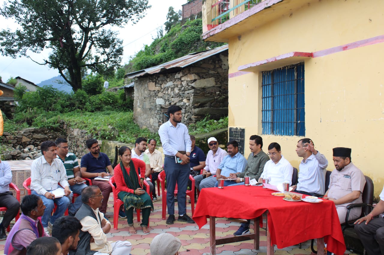 जायजा: अतिवृष्टि प्रभावित गांवों में पहुंचे विधायक और डीएम, अधिकारियों को दिये राहत कार्यों में तेजी लाने के निर्देश
