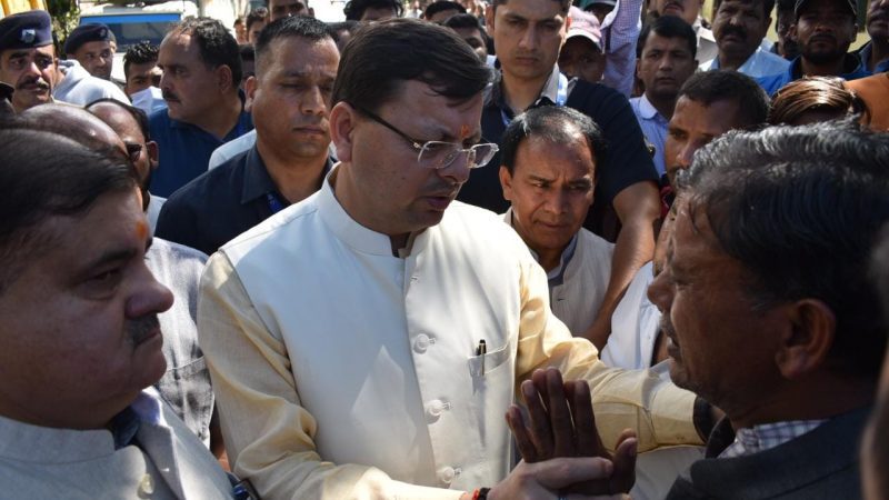 संवेदना: हादसे में मृत लोगों के परिजनों से मिलकर भावुक हुए सीएम धामी, शोक संतप्त लोगों को दी सांत्वना