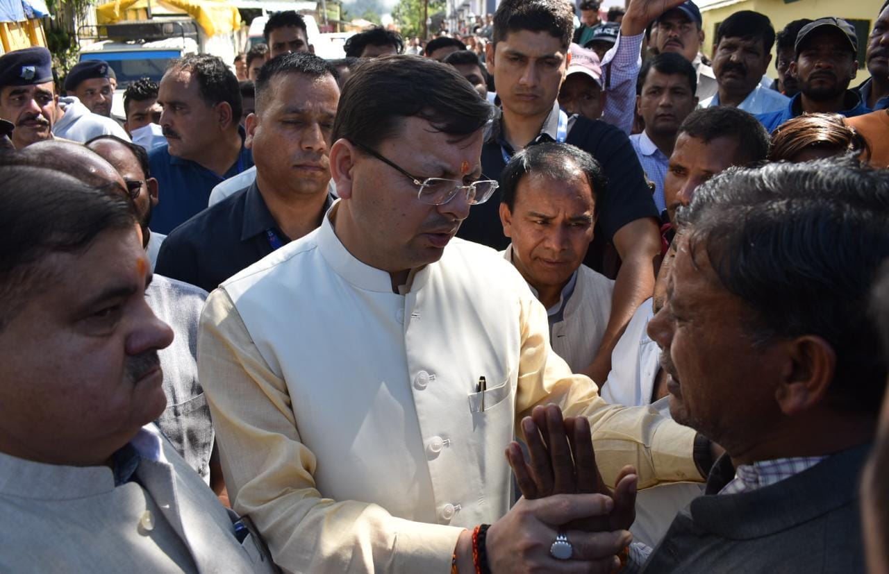 संवेदना: हादसे में मृत लोगों के परिजनों से मिलकर भावुक हुए सीएम धामी, शोक संतप्त लोगों को दी सांत्वना