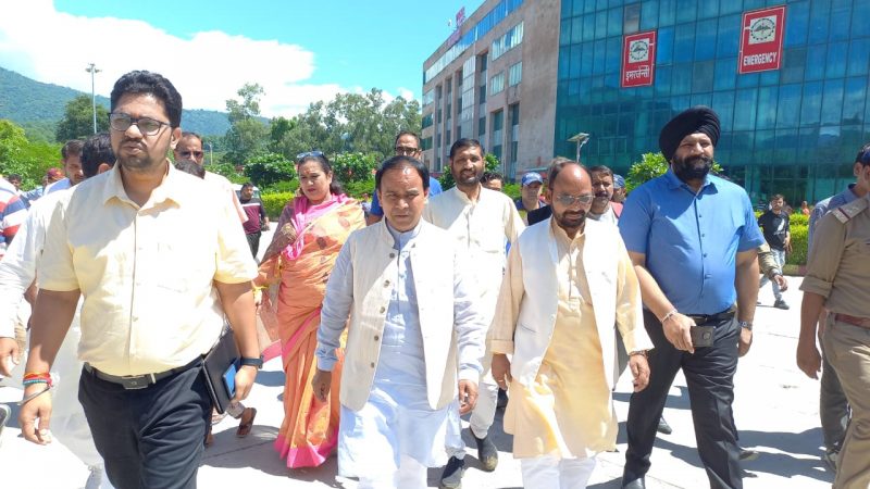 निगरानी: एम्स ऋषिकेश पहुंचे स्वास्थ्य मंत्री डाॅ. धन सिंह रावत, चमोली घटना में घायल हुए लोगों का जाना हालचाल