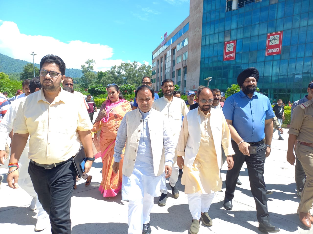 निगरानी: एम्स ऋषिकेश पहुंचे स्वास्थ्य मंत्री डाॅ. धन सिंह रावत, चमोली घटना में घायल हुए लोगों का जाना हालचाल