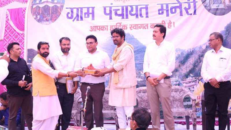 सुनवाई: इस सीमांत पहाड़ी जिले में पहुंचे स्वास्थ्य सचिव, चौपाल लगाकर ग्रामीणों से की जन-समस्याओं पर चर्चा