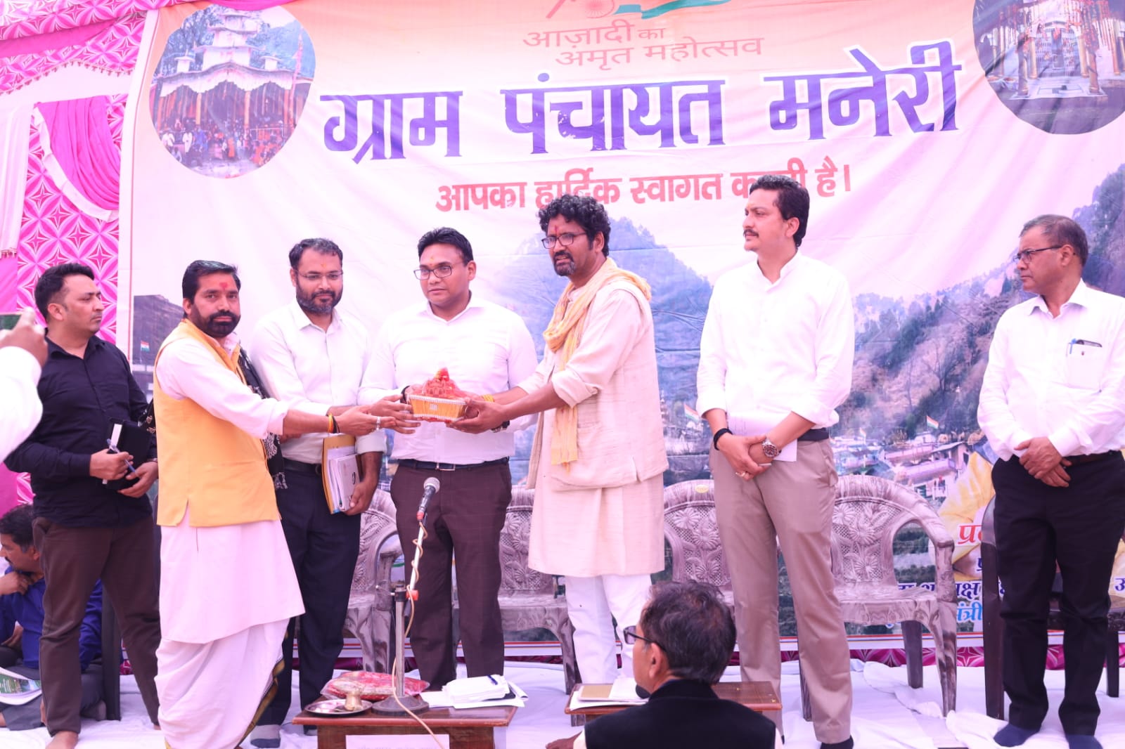 सुनवाई: इस सीमांत पहाड़ी जिले में पहुंचे स्वास्थ्य सचिव, चौपाल लगाकर ग्रामीणों से की जन-समस्याओं पर चर्चा