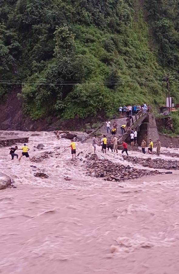 आफ़त: भारी बारिश के चलते गदेरे में आये उफ़ान से टूट गया अस्थायी पुल, बीच में फंस गए लोगों को किया गया रेस्क्यू