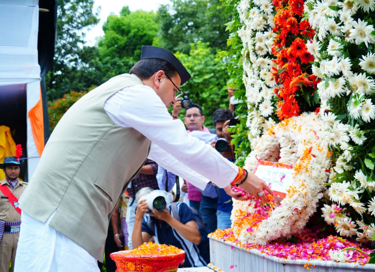 शौर्य दिवस: सीएम धामी ने कारगिल युद्ध के शहीदों को दी श्रद्धांजलि, परिवारजनों को किया सम्मानित