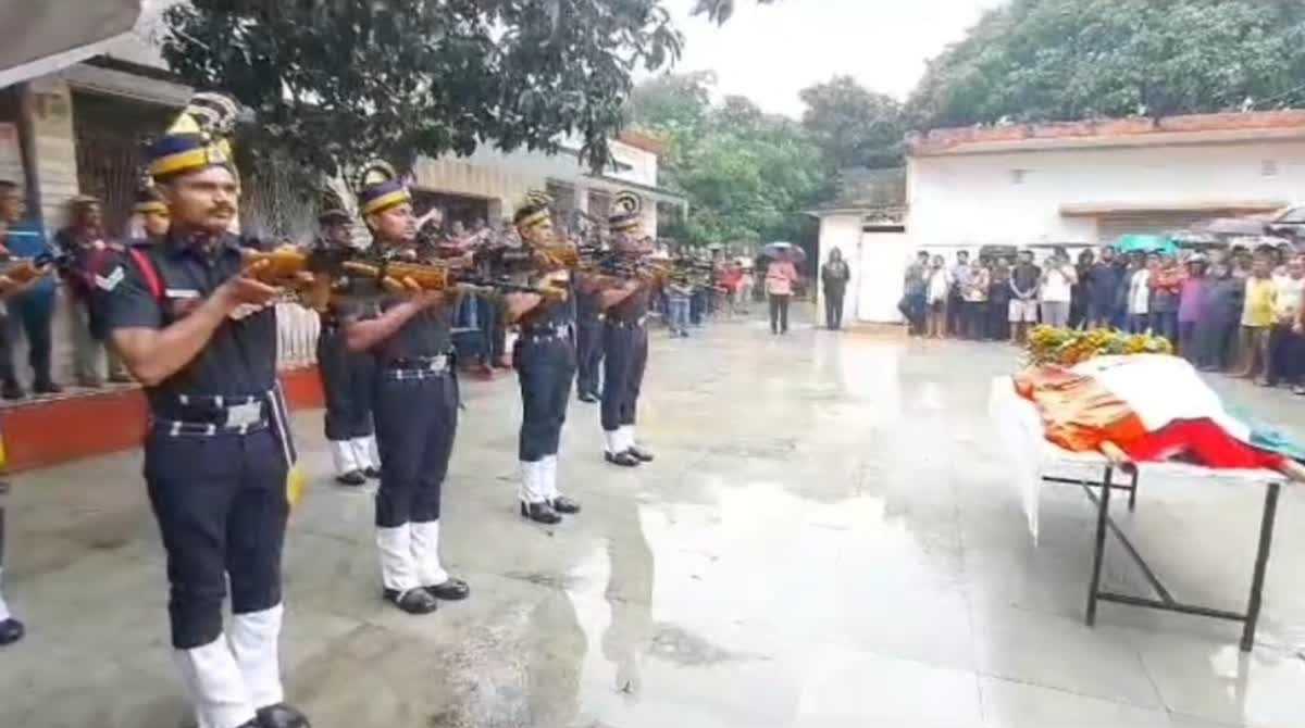 जयहिंद: हजारों नम आंखों से दी गयी असम राइफल्स के जवान सुनील सिंह रावत को अंतिम विदाई