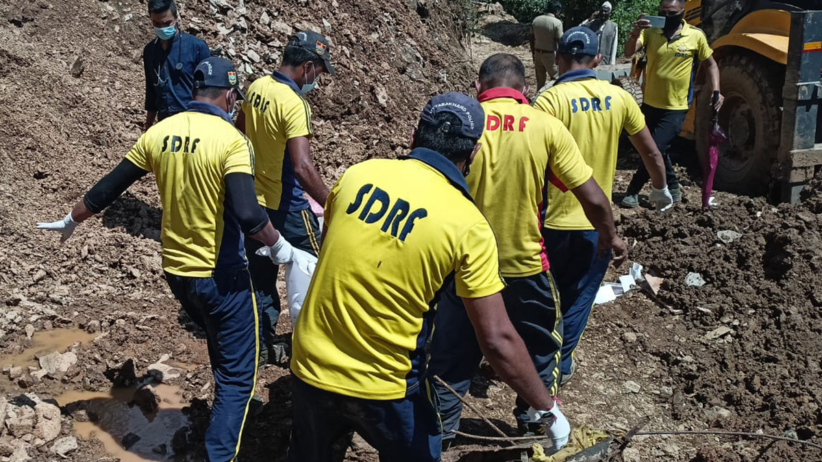 दुखद : देर रात को खाई मेें जा गिरी पर्यटकों की कार, एक ही परिवार के दो लोगों की मौत, पांच घायल