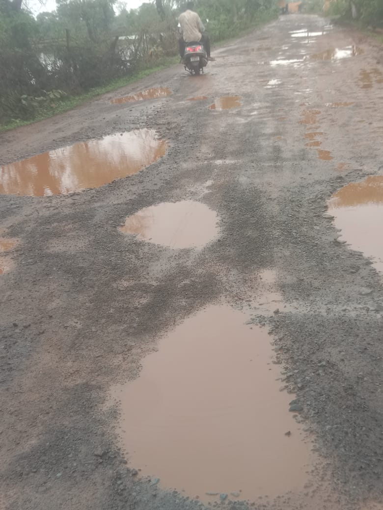 बदहाली: भारी बारिश के चलते सड़कों में जलभराव, कीचड़ और फिसलन बनी लोगों की परेशानी का सबब