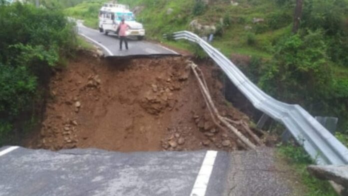 बड़ी खबर: राष्ट्रीय राजमार्ग का बड़ा हिस्सा ध्वस्त, आवाजाही ठप होने से पूरी तरह टूटा गैरसैंण का संपर्क 