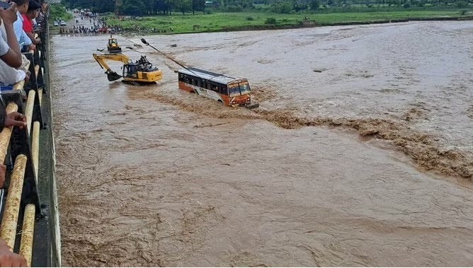 सांसत: उफनती नदी में फंस गयी सवारियों से भरी रोडवेज की बस,सभी यात्रियों को निकाला गया सुरक्षित बाहर