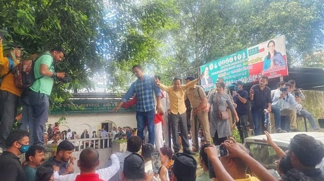 बड़ी खबर: खतरनाक मोड़ पर जा पहुंची यूकेडी की धड़ेबाजी, केंद्रीय कार्यालय पर कब्जे को लेकर हुआ बवाल