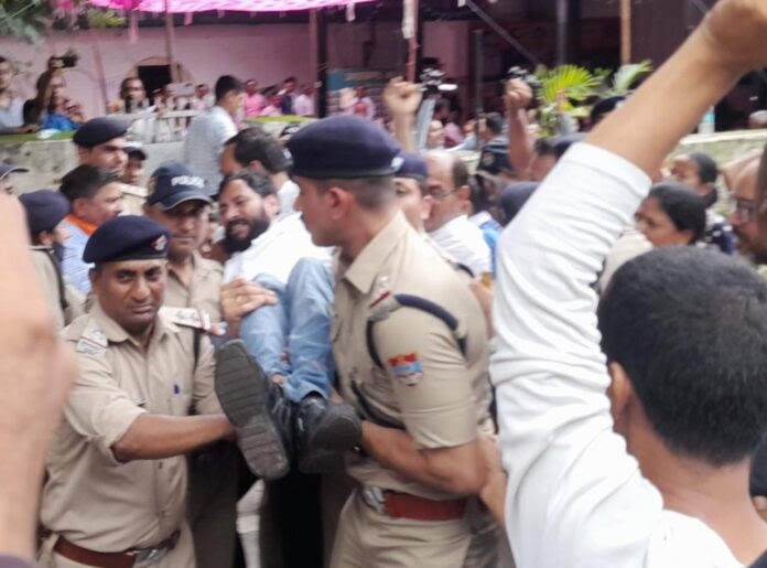 बड़ी खबर: कब्जे को लेकर उक्रांद कार्यालय फिर हंगामा, शिवप्रसाद सेमवाल सहित एक दर्जन से अधिक लोग गिरफ्तार