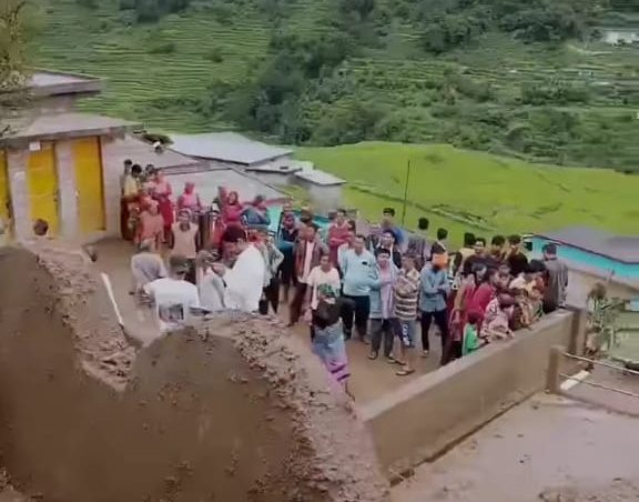 आपदा: भूस्खलन से चार मकान जमींदोज, सात मवेशी जिंदा दफन