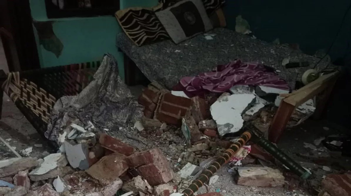 भारी बारिश में मकान भरभराकर गिरा दम्पत्ति की मौत, एक घायल