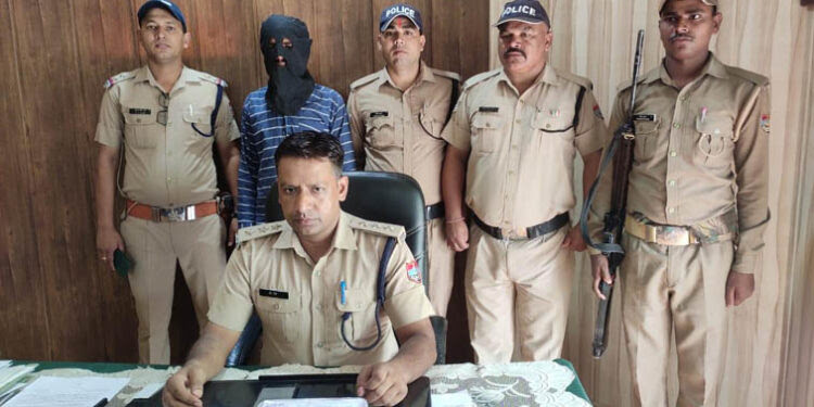 खुलासाः चोरी के माल समेत पुलिस के हत्थे चढ़ा चोर, नगदी और जेवरात बरामद