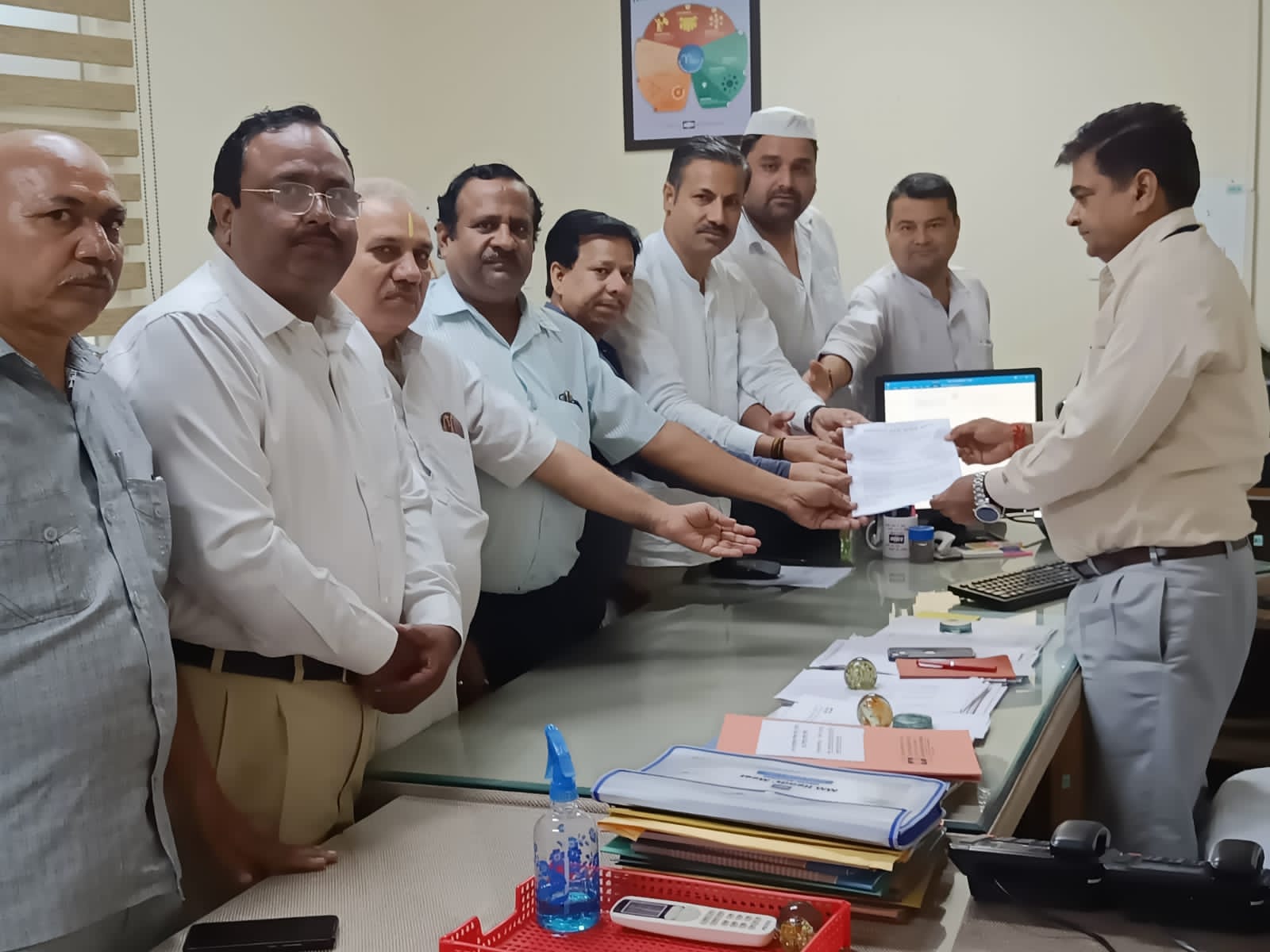 शर्मनाक: राष्ट्रपिता महात्मा गाँधी प्रतिमा तोड़ने का प्रयास,कांग्रेस ने भेल अधिकारियों से मुलाकात कर जताया रोष