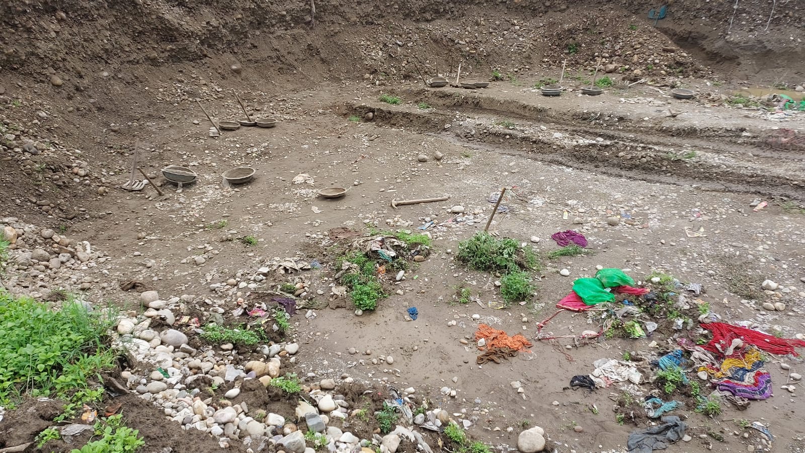 बेख़ौफ़: भारी बारिश में भी खनन माफियाओं की चांदी, रात दिन सोंग व टौंस नदी का सीना कर रहे चाक