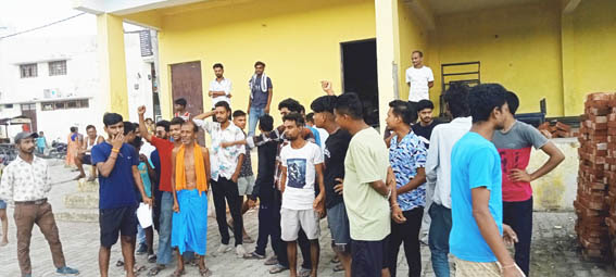 विरोध: पार्क पर कब्जे के खिलाफ लोगों का प्रदर्शन, क्लब कमेटी पर लगाए गंभीर आरोप