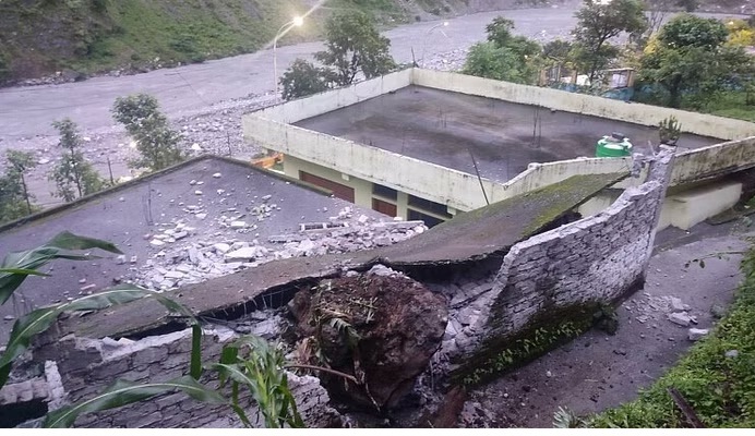 आफ़त:  बोल्डर और मलबा गिरने से मकान पूरी तरह क्षतिग्रस्त, घरवालों ने भागकर बचाई अपनी जान