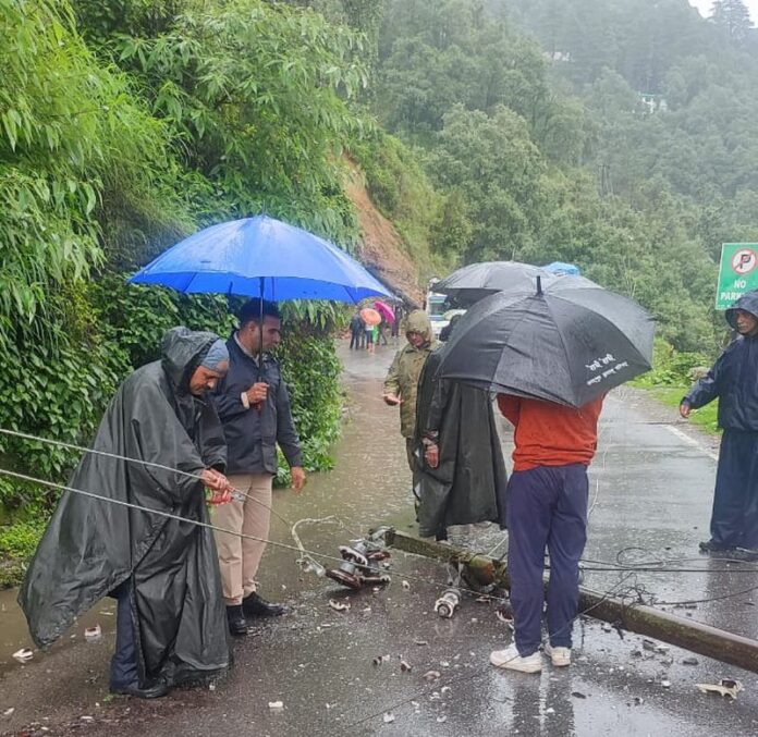 आफ़त: पहाड़ों में बारिश का कहर जारी, मसूरी-धनोल्टी मार्ग पर हुआ लैडस्लाइड