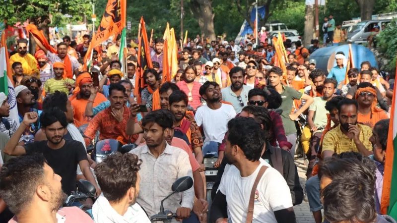 आस्था: सावन की महाशिवरात्रि पर उमड़े श्रद्धालु, नीलकंठ महादेव मंदिर में किया जलाभिषेक