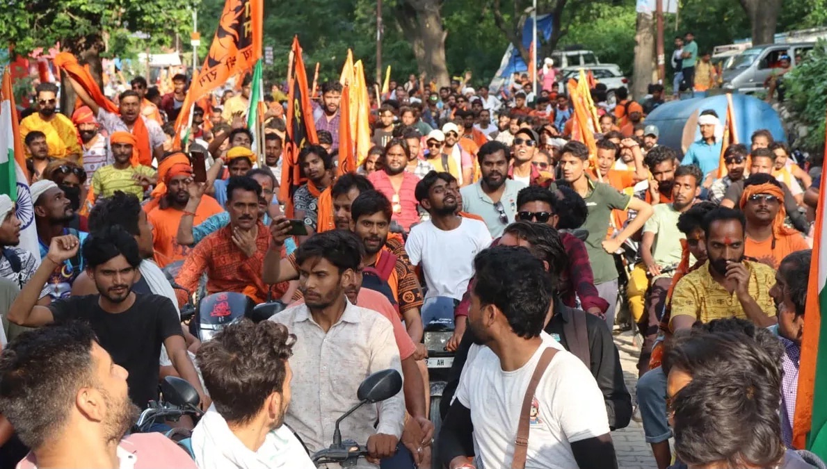 आस्था: सावन की महाशिवरात्रि पर उमड़े श्रद्धालु, नीलकंठ महादेव मंदिर में किया जलाभिषेक