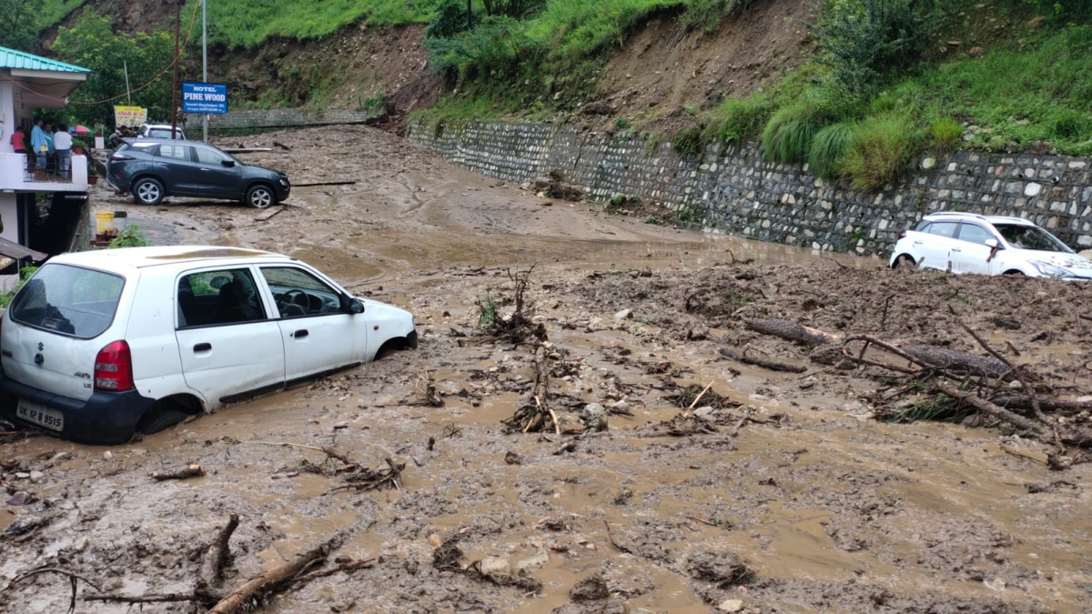 कुदरत का कहर: तेज़ बारिश के बीच यहां भी फटा बादल, घरों और स्कूलों में घुसा मलबा,  प्रभावितों को पहुंचाया गया सुरक्षित स्थानों पर