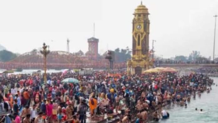 आस्था की डुबकी: सोमवती अमावस्या पर गंगा स्नान को उमड़ा श्रद्धालुओं का हुजूम